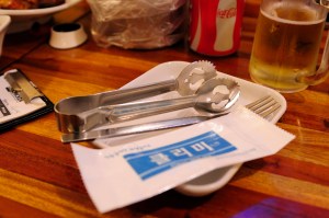 Everyone is given tongs, a fork and a wet napkin. A really nice touch since chicken is not the cleanest of things to eat.