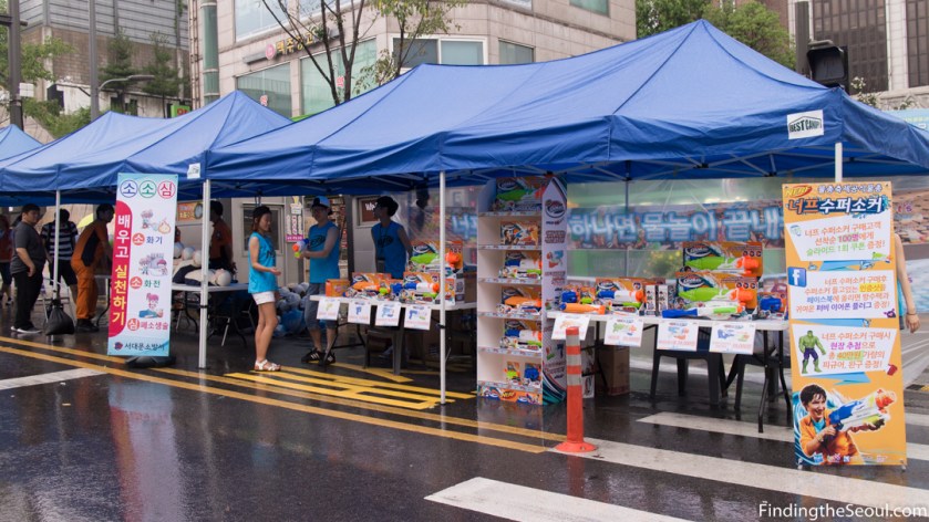 Sinchon Water Gun Festival 신촌 물총축제 Gun sellers